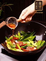 下蒜苗炒軟，沿鍋邊烹入一勺料酒，加醬油、蠔油、白糖調(diào)味炒勻