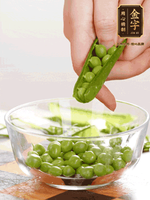 處理食材，藕切片，豌豆剝殼，菱角剝殼， 依次焯水