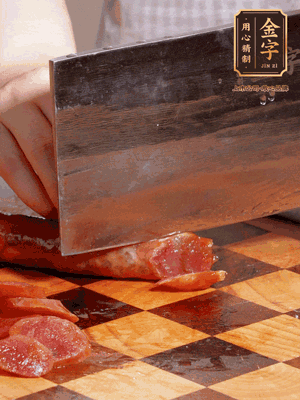 金字香腸煮熟，切片