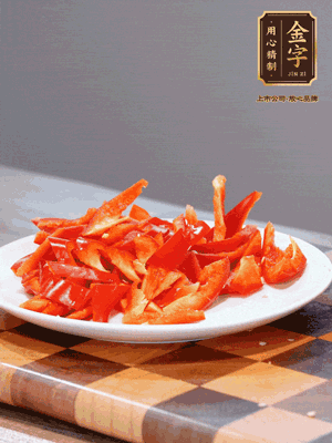 藕帶洗凈，斜切成小段備用、姜切絲、蒜切片、辣椒斜切，再切少許蒜