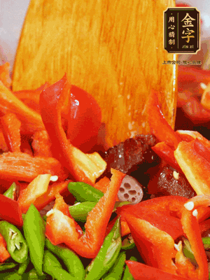 油熱后放入蒜末，下醬油肉煸香