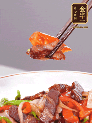 下藕帶、青紅辣椒翻炒均勻