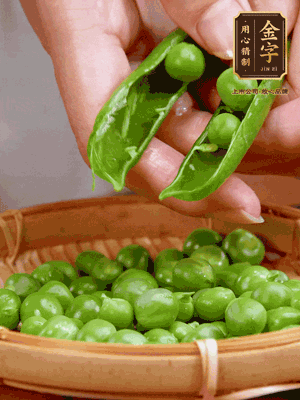 甜豆去殼，剝出甜豆米。百合小心剝成片。