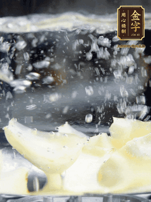 燒開一鍋水，甜豆米、百合燙10秒