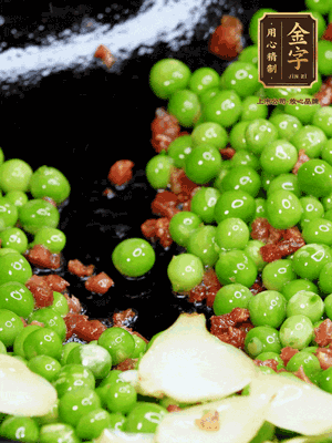 鍋內(nèi)少許油，下火腿煸香，再下甜豆米、百合翻炒，少許鹽、一點(diǎn)水煮到收干