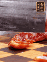 處理食材：香腸切片，土豆切塊、胡蘿卜切丁、豆角切段