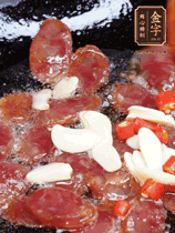 香腸煸香，加大蒜、小米辣增加香味