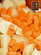 加土豆、胡蘿卜翻炒，隨后加入豆角、1勺鹽、1勺生抽、1勺蠔油、半勺老抽煸炒均勻