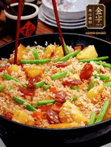 加水，沒(méi)過(guò)大部分食材。把瀝干水分的米飯均勻地鋪在上面，筷子戳幾個(gè)洞