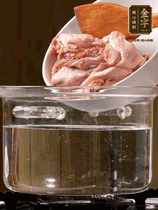 麻鴨切塊，冷水下鍋，加蔥姜、料酒焯水。撈出溫水洗凈