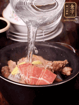 所有食材放入電飯鍋，加2勺料酒，足量的開水，按煲湯鍵煮湯