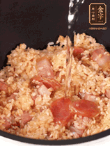 一起放入電飯鍋，加入剛好沒過食材的水。