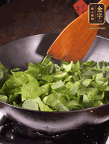 上海青切碎，用豬油炒到半熟