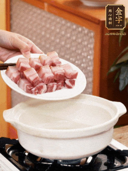 鍋內倒油，下咸肉微微煸炒，再放排骨炒一下