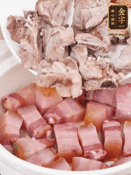 倒入開水燉煮，大火燒開后轉小火