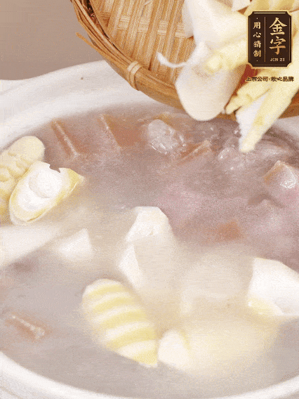 小火燉20分鐘后，放入春筍燉15分鐘