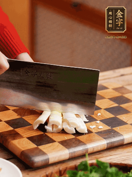 春筍剝?nèi)ネ鈿?，拍碎切成小條