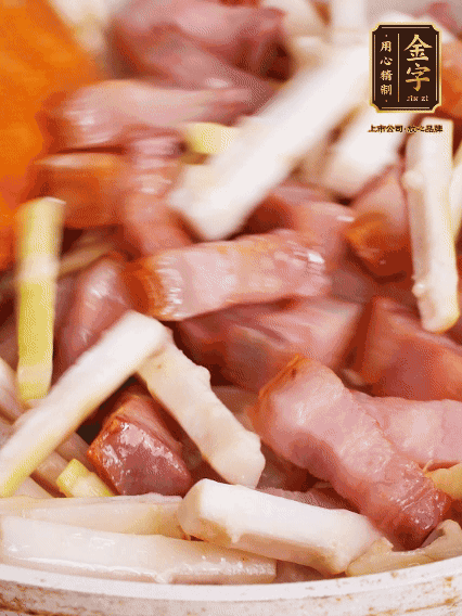 少許油煸香咸肉，下春筍翻炒均勻