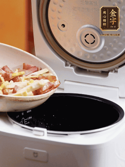 和洗凈的大米一起倒入電飯煲，攪拌均勻。水剛好沒過大米