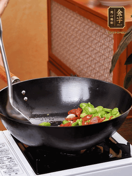 再放入蠶豆翻炒，加一點點醬油調味