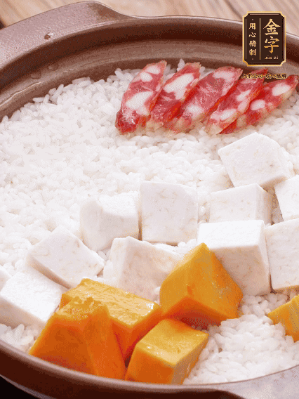 砂鍋涂油，放入泡好的大米。鋪上芋頭、南瓜，倒入開(kāi)水剛好沒(méi)過(guò)，中火煮到水收干