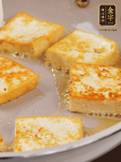 豆腐切片，兩面煎一下備用；春筍切段