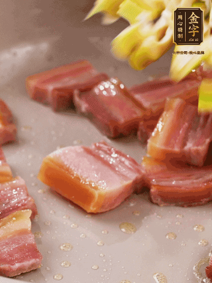 再放春筍翻炒一下，倒入砂鍋中，加適量的熱水，大火燜煮6分鐘