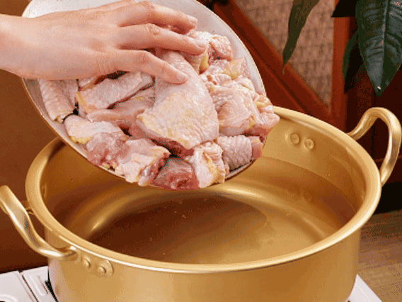雞肉冷水下鍋，加蔥姜焯水