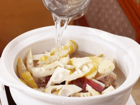 砂鍋中依次放入姜片、雞肉、春筍、火腿，加入足量的水，大火燒開后，轉(zhuǎn)小火燉40分鐘