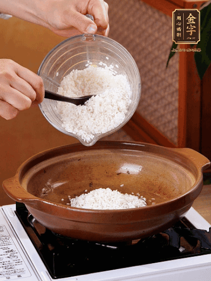 砂鍋中倒入煎羊肚菌的油，涂勻。加入提前浸泡過1小時的生米，再加入和生米齊平的水,,蓋蓋子，大火煮沸后轉小火煮至水分微干