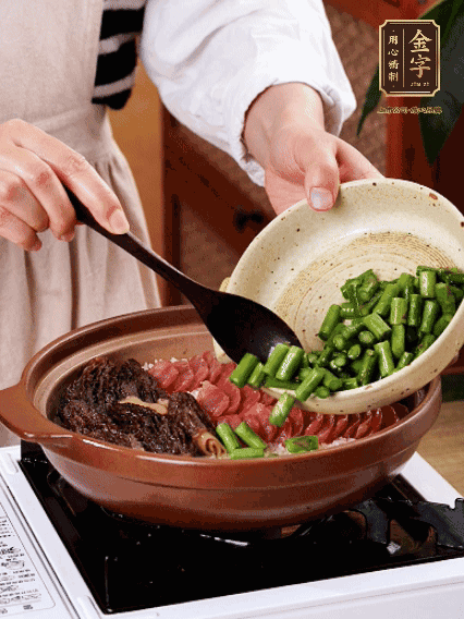 鋪上金字香腸、羊肚菌、蘆筍，蓋蓋子燜7分鐘