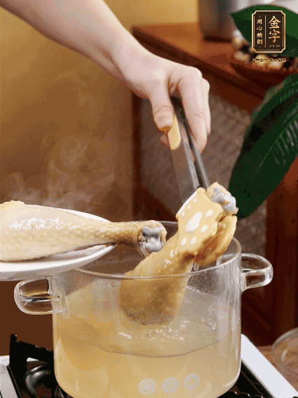 雞腿冷水下鍋，加蔥姜焯水，洗凈備用