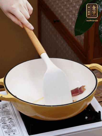 油熱，姜絲、火腿微微煸出香味