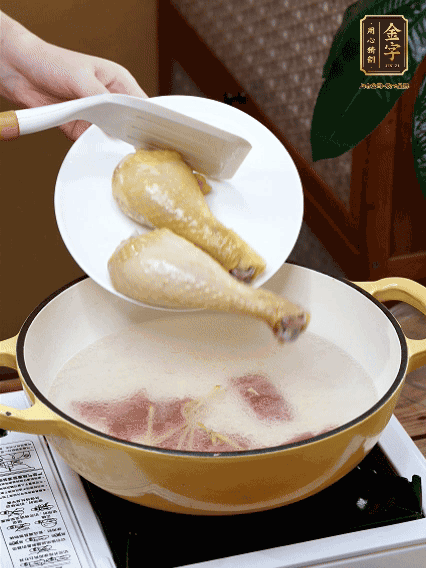 倒清水，放雞腿，大火煮開轉(zhuǎn)中小火煮20分鐘