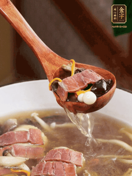 加羊肚菌、雞縱菌、蟲草花、海鮮菇、白玉菇再煮20分鐘