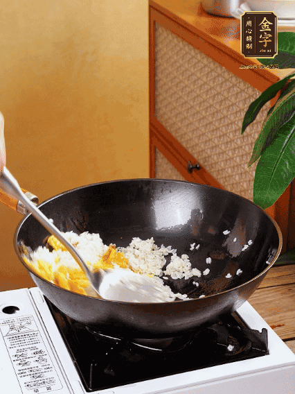 3個(gè)雞蛋攪成蛋液，下鍋煎至5成熟