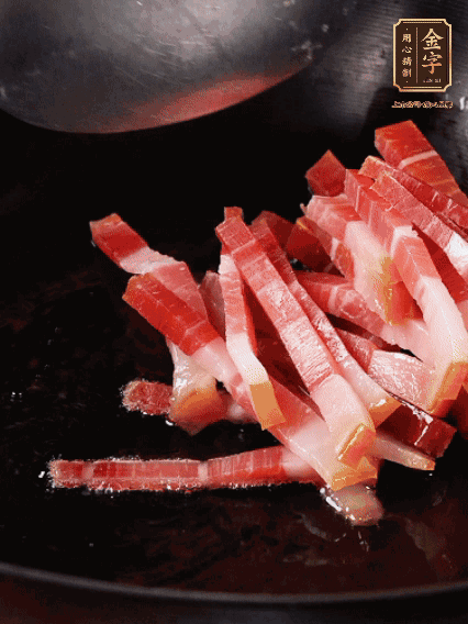 豬油潤鍋，下火腿煸香