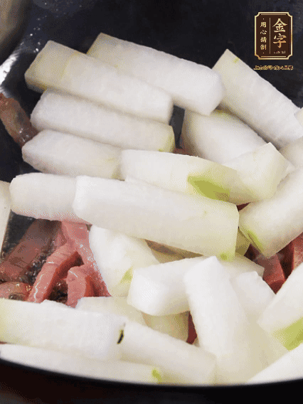 再下冬瓜微微煸炒，加一小碗水，中小火煨5分鐘