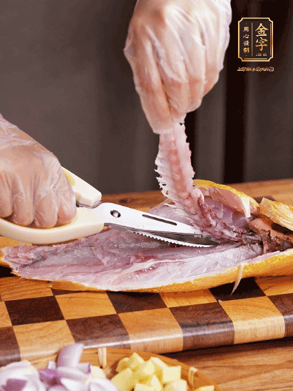 黃魚處理干凈，對(duì)半片開去骨，泡入蔥姜水、料酒、鹽調(diào)成的料汁中浸泡15分鐘，擦干水分