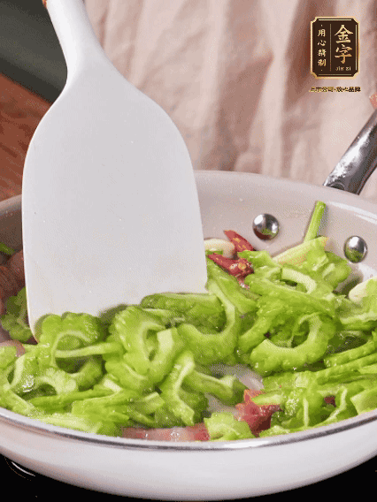 熱油，火腿、蔥姜、干辣椒煸香，再下苦瓜翻炒