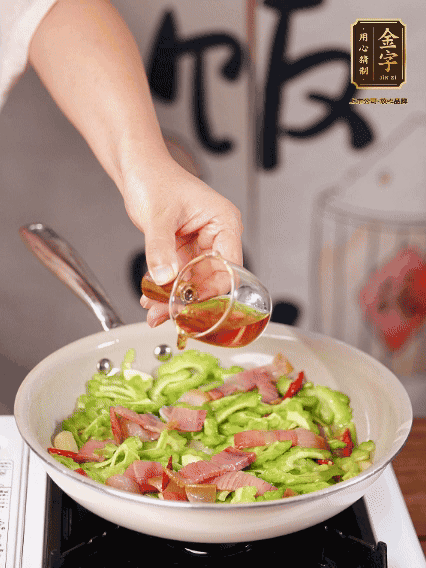 淋一圈料酒，少許糖調(diào)味