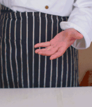 小蔥切碎，淡火腿切碎。