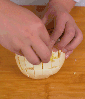 在縫隙里塞適量馬蘇里拉奶酪、再塞入淡火腿碎。