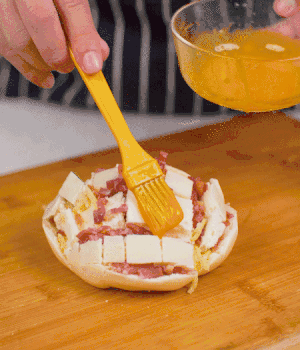 放在烤盤上，表面先刷一層玉米油，再刷一層蛋黃液。