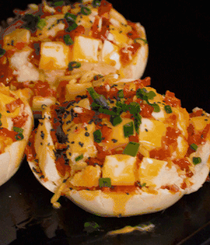 灑適量小蔥和黑芝麻，放入預熱的烤箱180度15分鐘。