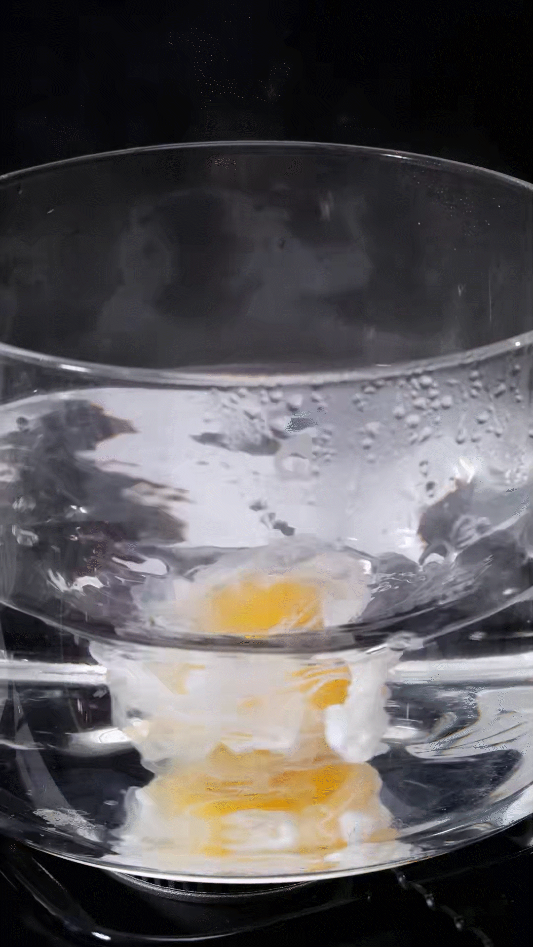 水開加入白醋和雞蛋，做成水波蛋
