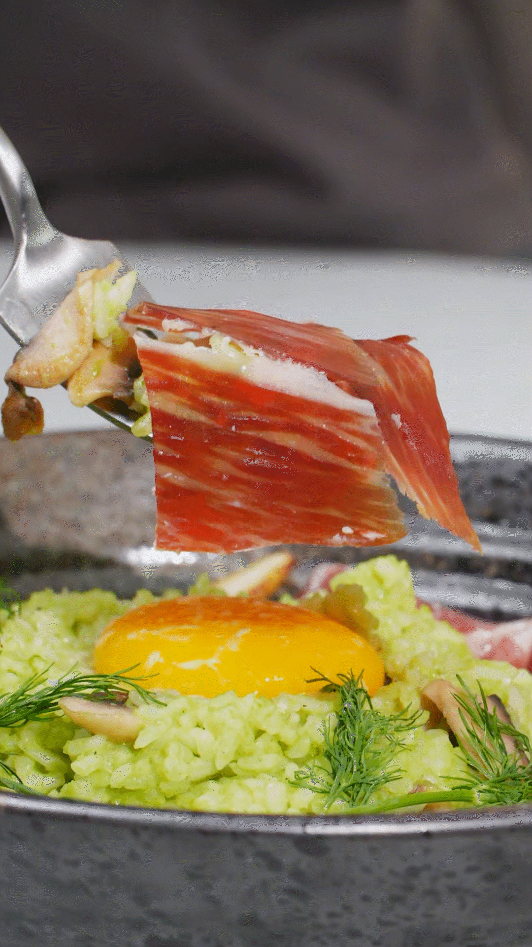 沿著碗邊依次放上：巴瑪火腿、玉米筍、蒔蘿