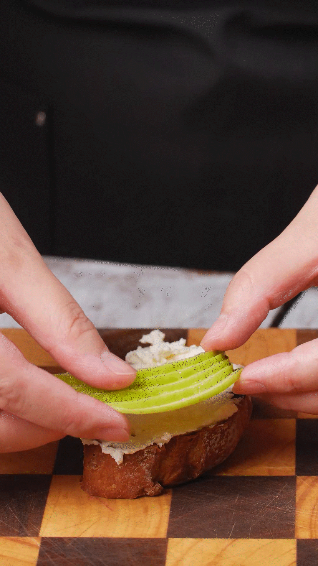 歐包抹上奶酪依次放上：蘋果、梨、藍莓
