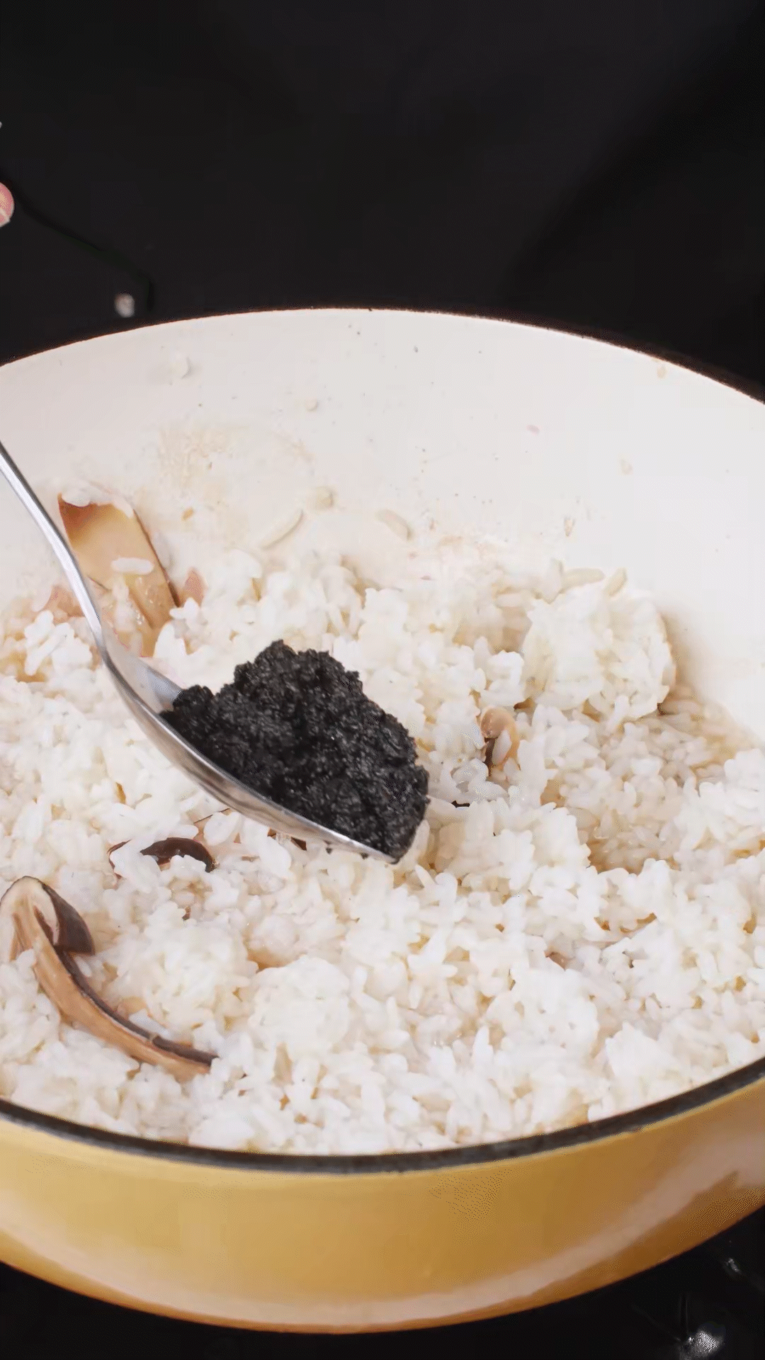 底油放入洋蔥爆香后加入黑皮雞樅菇、口蘑，用白葡萄酒增鮮
