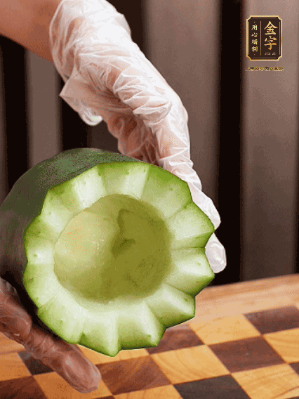 將小冬瓜洗凈，頂端切開去瓜瓤，改刀切口呈鋸齒狀